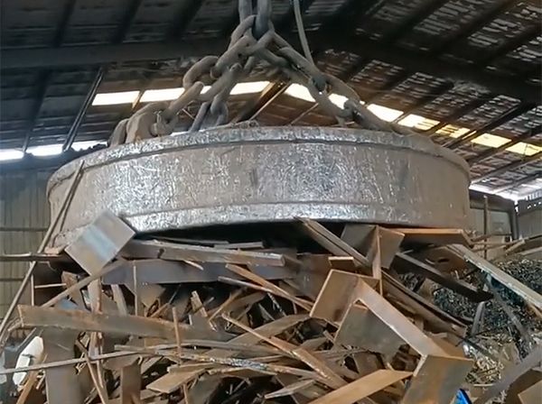 大型鑄造加工廠家用廢鋼生產(chǎn)大型鑄鋼件是如何解決成分不均勻的？