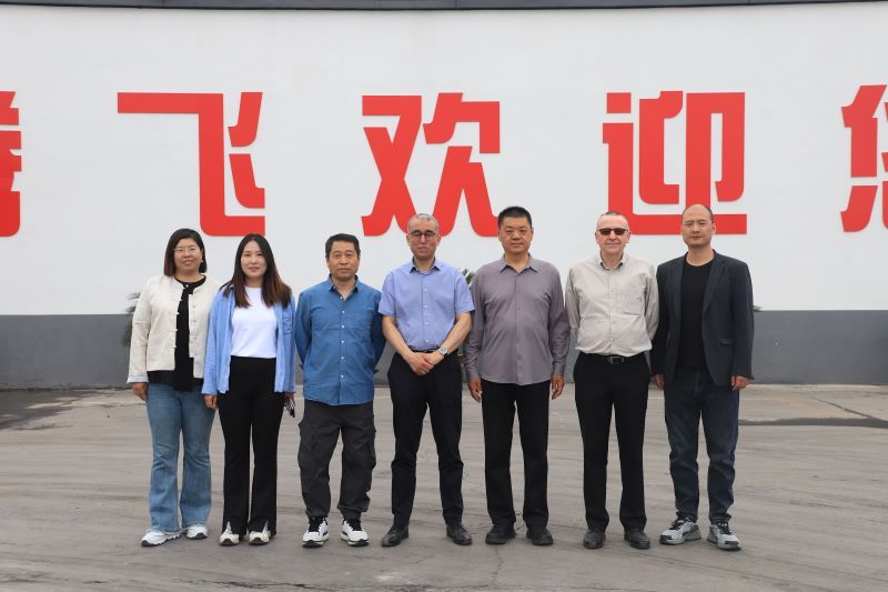 法孚集團(tuán)客戶蒞臨大型鑄造加工廠家-騰飛鑄鋼！