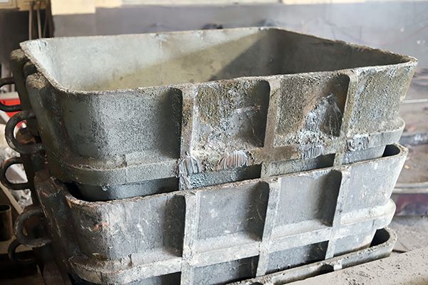 大型鑄鋼件廠家對渣盆生產(chǎn)和清理時都需要注意的事項是？